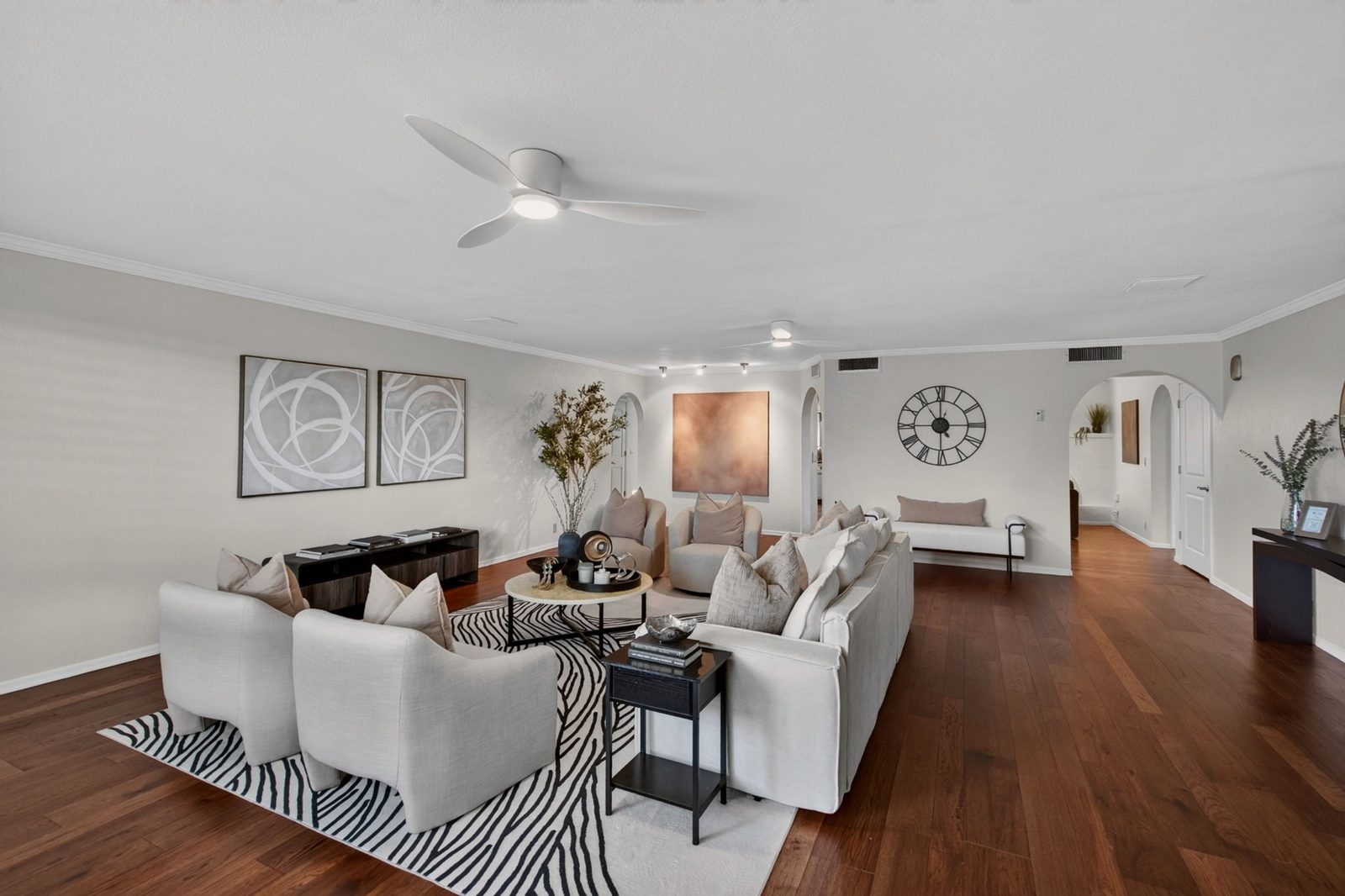 7513 N Via De Manana, living room