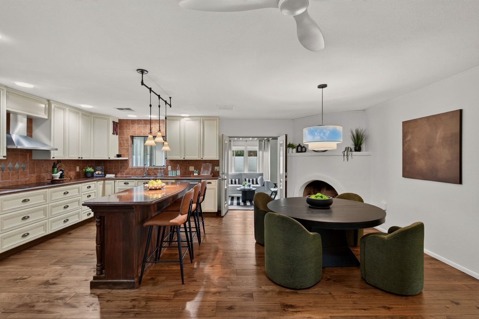 7513 N Via De Manana, kitchen and island