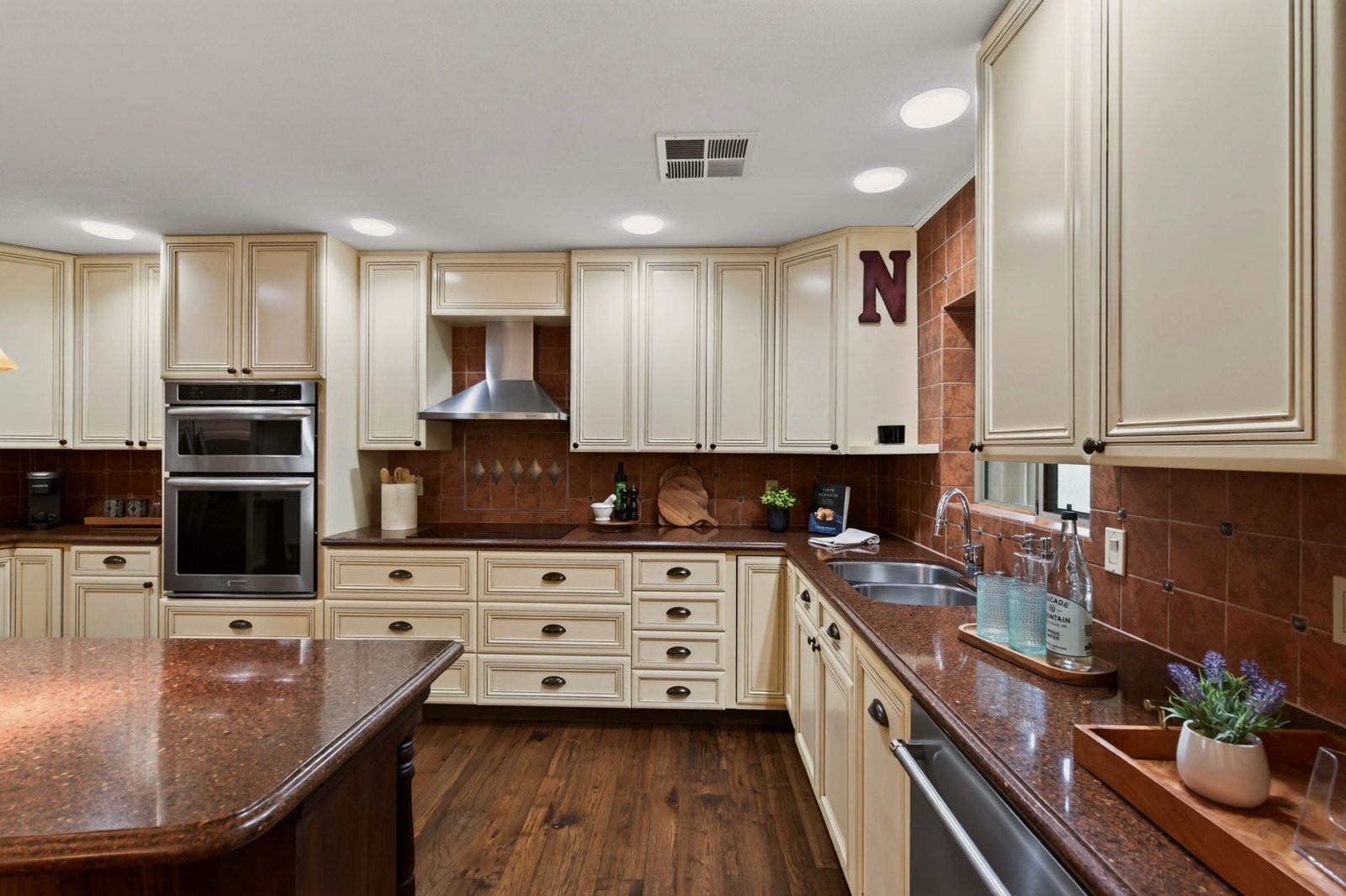 7513 N Via De Manana, kitchen with custom cabinetry